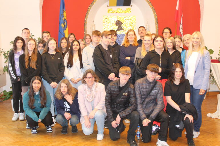 Schülerinnen und Schüler der Polytechnischen Schule besuchen das Rathaus
